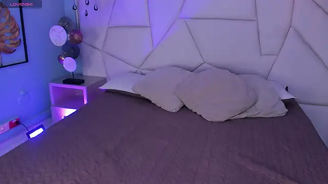 bellaa becca online show from 12-14-25, 04:23