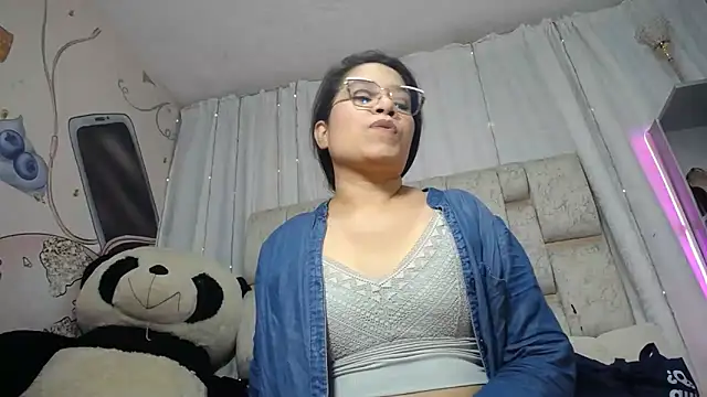 Snapshot of KEYRA-MILLER- chatting on 12-15-25, 02:39 KEYRA-MILLER- online show from 12-15-25, 02:39