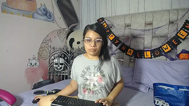 Snapshot of KEYRA-MILLER- chatting on 10-23-25, 02:32 KEYRA-MILLER- online show from 10-23-25, 02:32