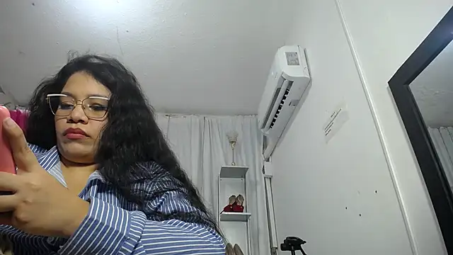 Snapshot of KEYRA-MILLER- chatting on 11-17-25, 02:37 KEYRA-MILLER- online show from 11-17-25, 02:37