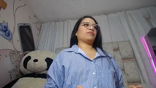 Snapshot of KEYRA-MILLER- chatting on 12-14-25, 02:07 KEYRA-MILLER- online show from 12-14-25, 02:07