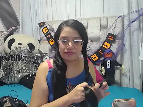 Snapshot of KEYRA-MILLER- chatting on 11-04-25, 02:04 KEYRA-MILLER- online show from 11-04-25, 02:04