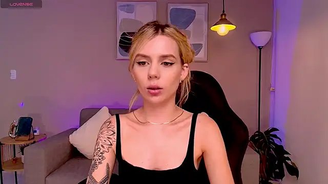Snapshot of MirandaShaw chatting on 01-13-25, 11:49 MirandaShaw online show from 01-13-25, 11:49