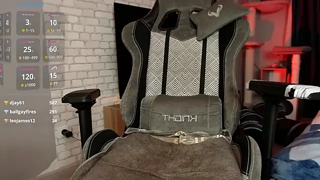 Snapshot of LeoPaulini chatting on 12-25-24, 02:45 LeoPaulini online show from 12-25-24, 02:45