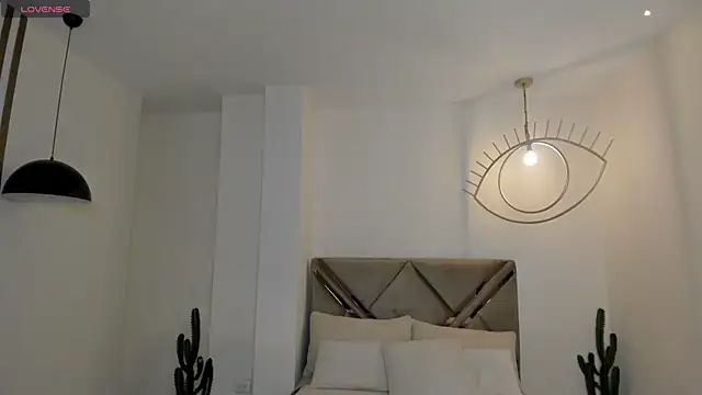 PaulinaSantos  online show from 04-05-26, 05:08