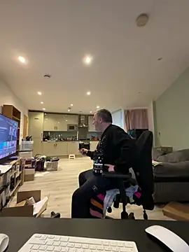 Snapshot of LondonTeffy chatting on 12-23-25, 10:47 LondonTeffy online show from 12-23-25, 10:47