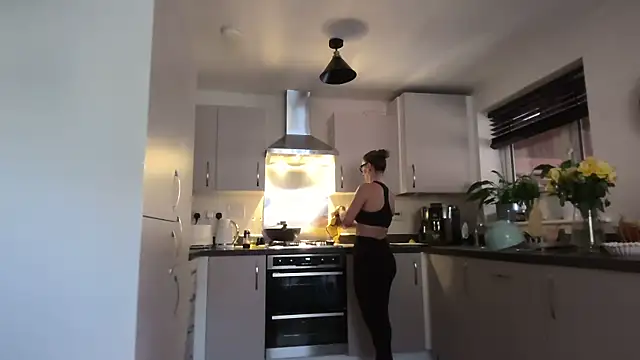 SweetMonicaUK online show from 04-15-26, 08:31