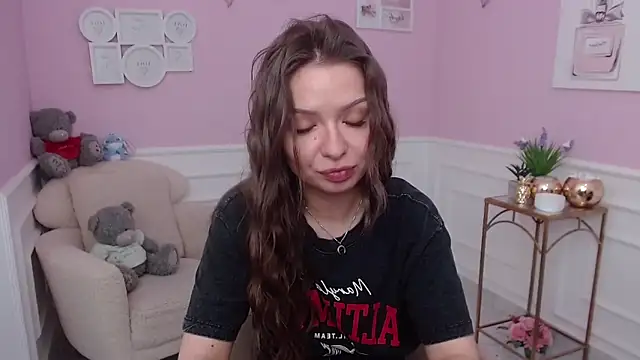 LucySkilar online show from 11-28-25, 06:46