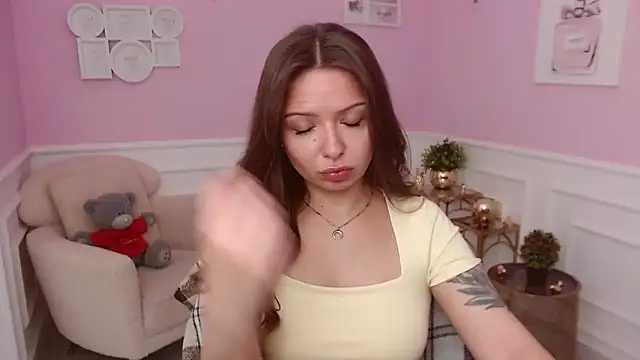 LucySkilar online show from 06-12-26, 04:21