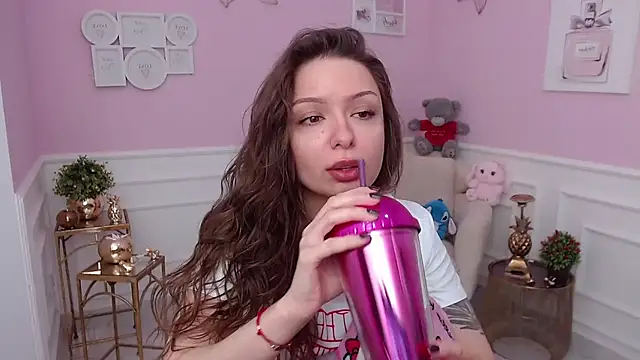 LucySkilar online show from 02-05-26, 05:47