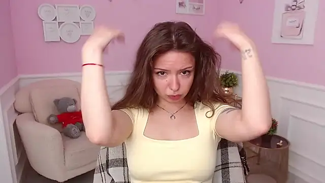 LucySkilar online show from 05-11-26, 04:14