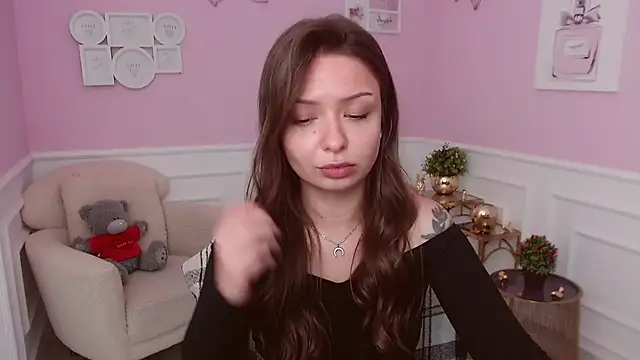 LucySkilar online show from 06-07-26, 04:39