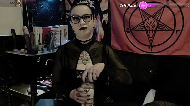 Snapshot of Evil_Queen_666 chatting on 05-08-26, 06:50 Evil Queen 666 online show from 05-08-26, 06:50