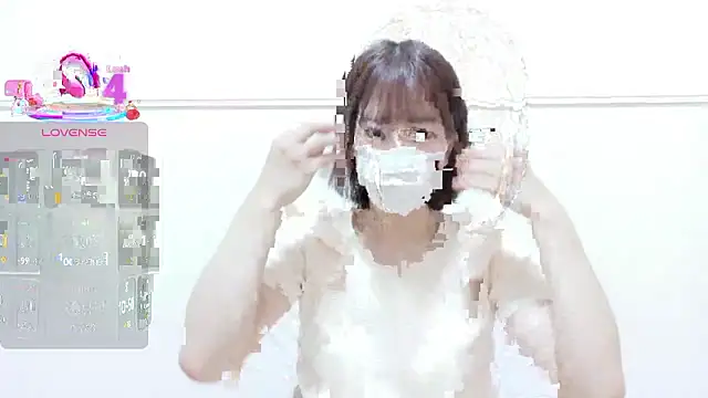 Snapshot of QoMeioQ chatting on 05-18-26, 12:11 QoMeioQ online show from 05-18-26, 12:11