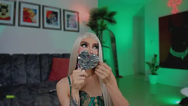 Taylor  foxxx online show from 12-17-25, 05:56