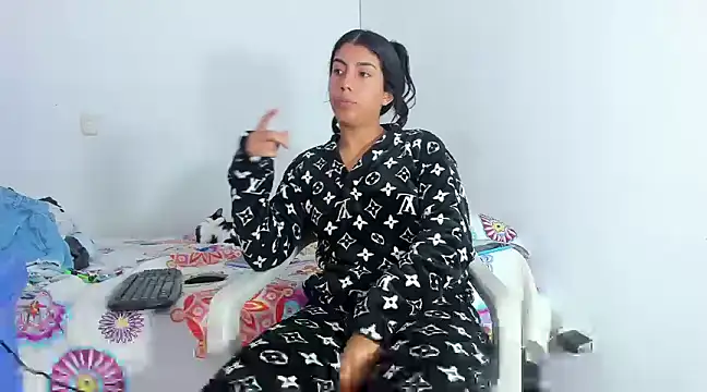 Snapshot of skinnyanai2 chatting on 03-18-25, 02:06 skinnyanai2 online show from 03-18-25, 02:06