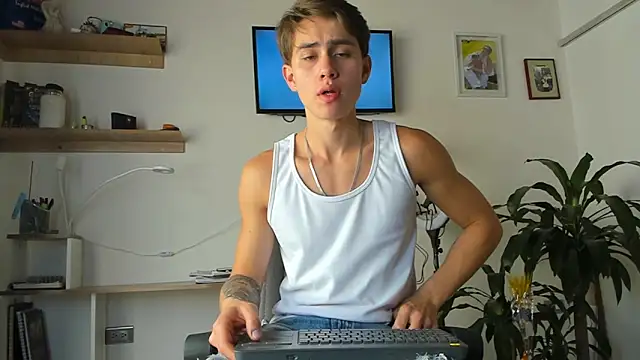 Snapshot of manucute_23_ chatting on 02-05-26, 03:30 manucute 23 online show from 02-05-26, 03:30