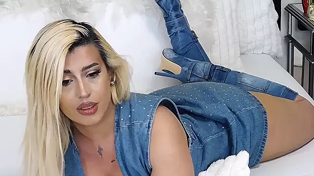 Snapshot of GiseleReine chatting on 03-06-26, 11:27 GiseleReine online show from 03-06-26, 11:27