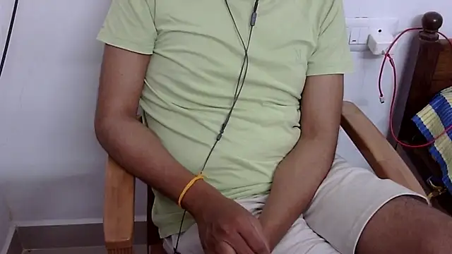 Snapshot of The_SHY_uncut chatting on 01-14-25, 01:17 The SHY uncut online show from 01-14-25, 01:17