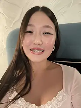 Snapshot of Aiko_Yumi chatting on 03-20-25, 05:25 Aiko Yumi online show from 03-20-25, 05:25