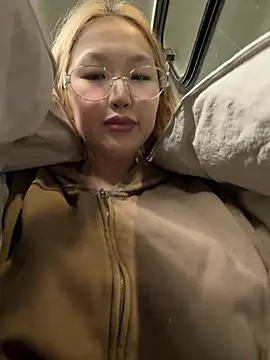 Snapshot of Aiko_Yumi chatting on 02-12-26, 05:45 Aiko Yumi online show from 02-12-26, 05:45