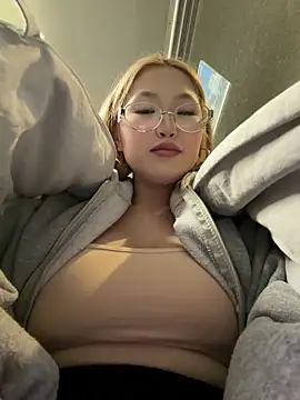 Snapshot of Aiko_Yumi chatting on 02-04-26, 05:41 Aiko Yumi online show from 02-04-26, 05:41