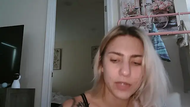 Snapshot of NatalieKneals chatting on 10-27-25, 12:22 NatalieKneals online show from 10-27-25, 12:22
