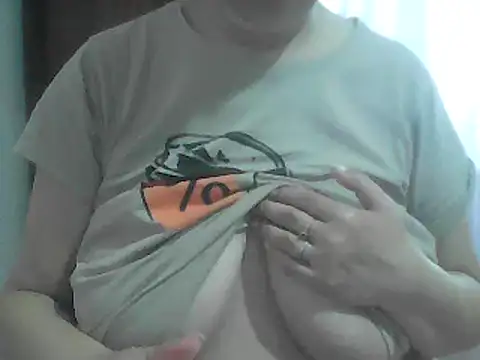 Snapshot of AnaXBerry chatting on 05-20-26, 06:21 AnaXBerry online show from 05-20-26, 06:21