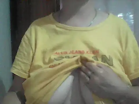 Snapshot of AnaXBerry chatting on 06-25-26, 06:24 AnaXBerry online show from 06-25-26, 06:24