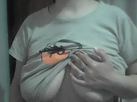 Snapshot of AnaXBerry chatting on 05-20-26, 06:27 AnaXBerry online show from 05-20-26, 06:27