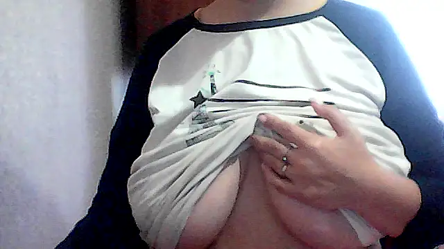 Snapshot of AnaXBerry chatting on 10-15-25, 07:05 AnaXBerry online show from 10-15-25, 07:05