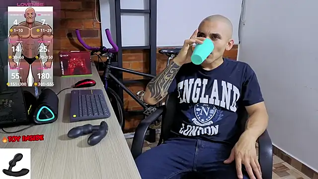 Snapshot of Marck_Muscle chatting on 04-12-26, 04:05 Marck Muscle online show from 04-12-26, 04:05