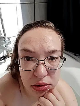 Isabella Geney online show from 11-19-25, 12:38