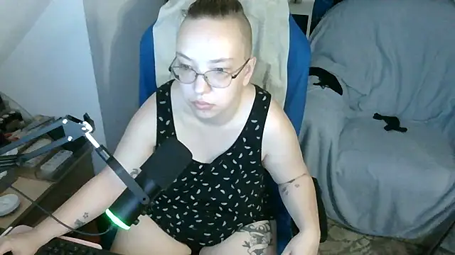 Snapshot of Isabella_Geney chatting on 06-30-26, 04:18 Isabella Geney online show from 06-30-26, 04:18