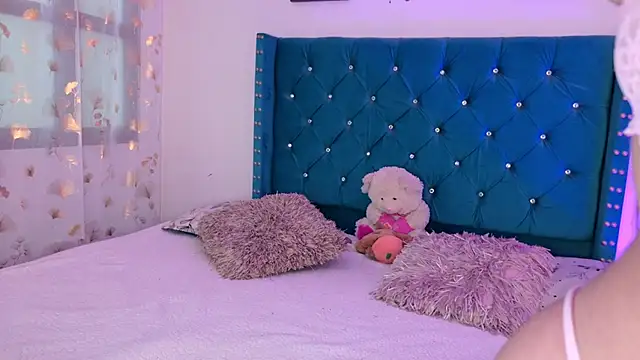 Snapshot of Lilly_Peach22 chatting on 06-12-26, 03:59 Lilly Peach22 online show from 06-12-26, 03:59