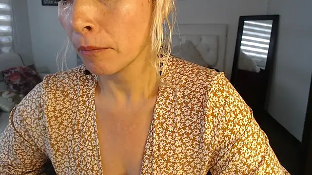 Snapshot of Ingridbergman chatting on 02-11-25, 04:56 Ingridbergman online show from 02-11-25, 04:56