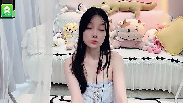 Snapshot of AKiKi711 chatting on 09-10-25, 04:11 AKiKi711 online show from 09-10-25, 04:11