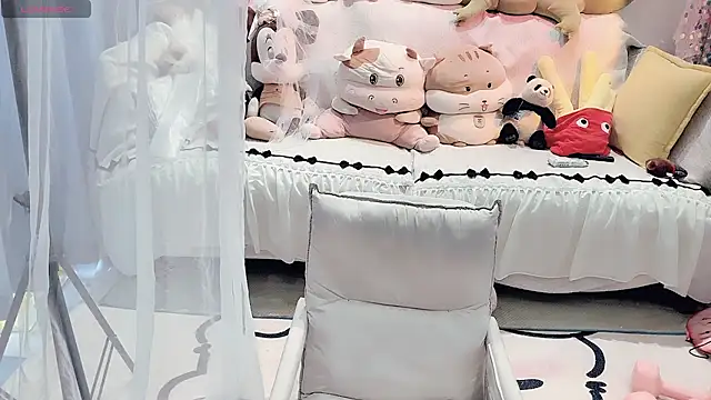Snapshot of AKiKi711 chatting on 07-18-26, 04:54 AKiKi711 online show from 07-18-26, 04:54