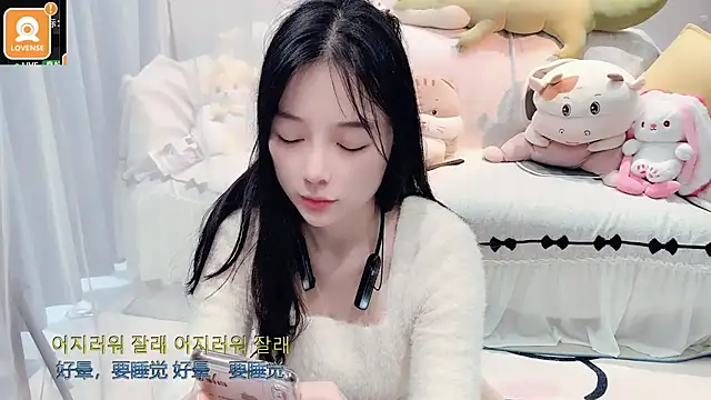 Snapshot of AKiKi711 chatting on 10-28-25, 04:24 AKiKi711 online show from 10-28-25, 04:24