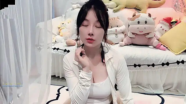 Snapshot of AKiKi711 chatting on 09-20-25, 04:56 AKiKi711 online show from 09-20-25, 04:56