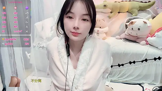 Snapshot of AKiKi711 chatting on 12-21-25, 04:30 AKiKi711 online show from 12-21-25, 04:30