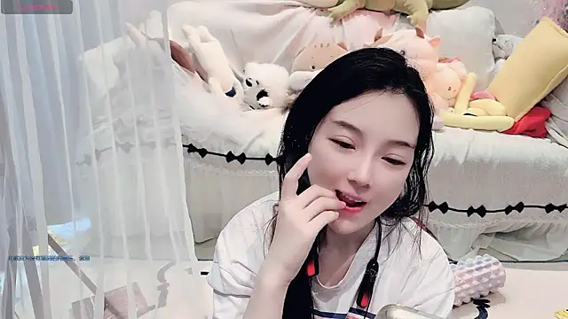 Snapshot of AKiKi711 chatting on 06-09-26, 05:19 AKiKi711 online show from 06-09-26, 05:19