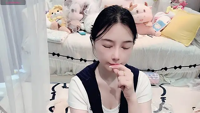 Snapshot of AKiKi711 chatting on 04-19-26, 04:24 AKiKi711 online show from 04-19-26, 04:24