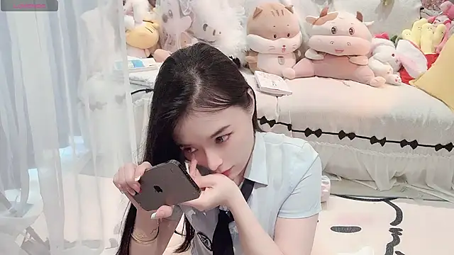 Snapshot of AKiKi711 chatting on 05-06-26, 04:49 AKiKi711 online show from 05-06-26, 04:49