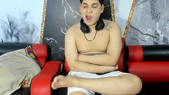 Snapshot of jessi_and_boy chatting on 09-24-25, 09:10 jessi and boy online show from 09-24-25, 09:10