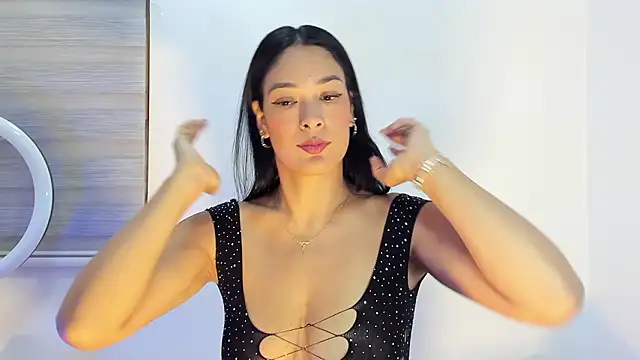 Snapshot of bella_hadid1_ chatting on 02-28-26, 05:40 bella hadid1 online show from 02-28-26, 05:40