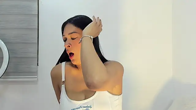 Snapshot of bella_hadid1_ chatting on 02-19-26, 03:58 bella hadid1 online show from 02-19-26, 03:58