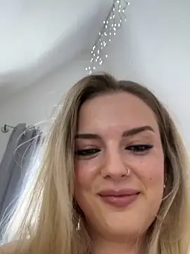 Snapshot of LexyGold chatting on 09-17-25, 01:24 LexyGold online show from 09-17-25, 01:24