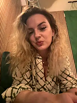 Snapshot of LexyGold chatting on 10-10-25, 04:19 LexyGold online show from 10-10-25, 04:19