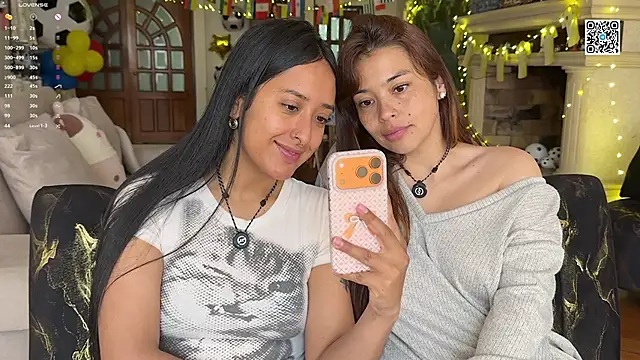 Snapshot of 2SummerLove1 chatting on 06-28-26, 02:34 2SummerLove1 online show from 06-28-26, 02:34